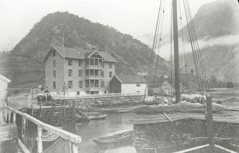 Midt på 1800-talet dreiv Sjur Hansen - Sjur i Vaim - hotell og handel i Vadheim. Han hadde si eiga jekt som m.a. frakta ved til Bergen og varer heim att.
