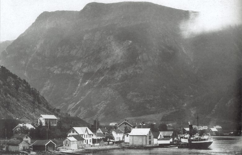Dampskipsrutene gjorde Vadheim til ein sentral innfallsport til Sogn og Fjordane. Her ser vi rutebåten <i>Nordfjord I</i> ved kai i Vadheim i 1929.
