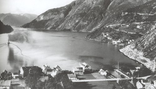 Bilete av rutebåten på veg ut Vedheimsfjorden på 1950-talet.