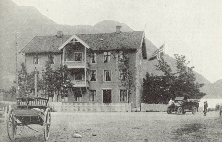 Vadheims Hotel 1918. Kvistromma for betjeninga var i 4. høgda. Romma vart omtalte som ishus om vinteren og glovarme i solskin om sommaren.
