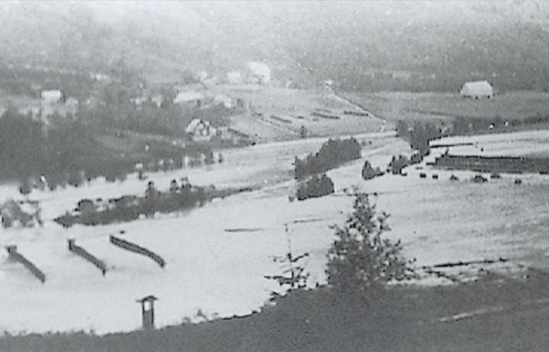 Under flaumen i Stardalen i 1926 stod mange hesjer under vatn. Før reguleringa, som starta i 1930, kunne elva fløyma over når det kom bråe temperaturskifte. Då kunne slåtten få store skader.