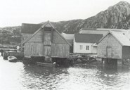 Då Løkeland kom til Herland i 1930 leigde han den store sjøbua til venstre på biletet. Her gjekk produksjonen av hermetisk krabbe føre seg til det vart bygt nye produksjonslokale i 1947.
