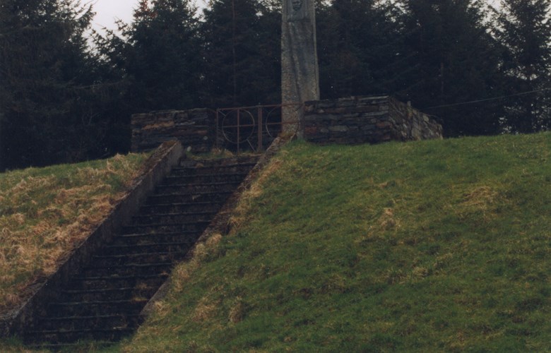 Gjelsviksteinen står i Gjelsvik på sørsida av Førdefjorden. Han vart reist av folket i Sunnfjord og vart avduka 24. august 1941. Gjelsvik vart gravlagd i Oslo, men urna vart seinare flytta og gravsett ved minnesteinen. Fredrik Gjelsvik har laga trappa opp til steinen og murgjerdet.