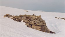 Eitt av problemkara vest for Skjerdalshytta. Karet er mura som ein plog mot snøsig frå venstre.