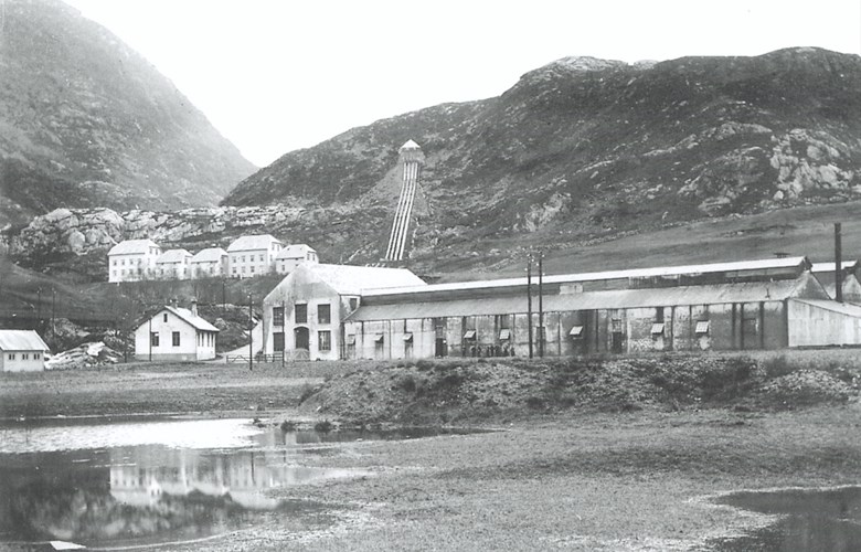 A/S Stangfjorden Elektrokemiske Fabriker starta i 1908 med produksjon av aluminium. Dette var den første aluminiumsfabrikken i Skandinavia.