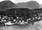 Flyfoto over Askvoll sentrum frå 1953. Nede til venstre på biletet ser vi hermetikkfabrikken og til høgre for denne ligg dampskipskaia.
