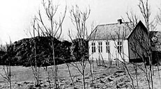 Det gamle skulehuset i Holevika vert no nytta som museum med andre verdskrigen som hovudtema.
